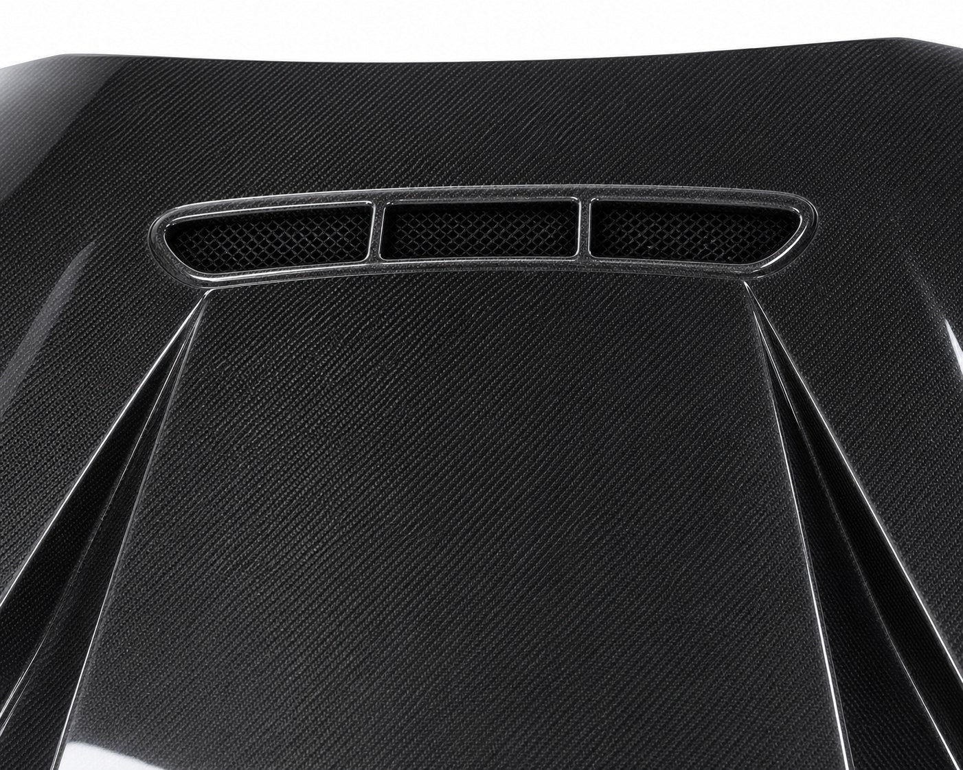 2019-2022 BMW 3 Series G20/G28 Pre-LCI Carbon Fiber Hood - Detail closeup