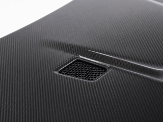 2006-2008 BMW 3 Series E90/E92 Pre-LCI Vented Carbon Fiber Hood - Detail closeup