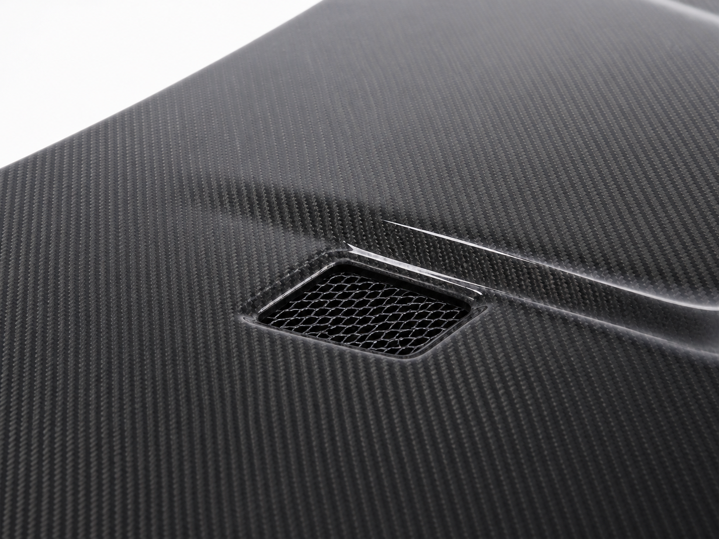 2006-2008 BMW 3 Series E90/E92 Pre-LCI Vented Carbon Fiber Hood - Detail closeup