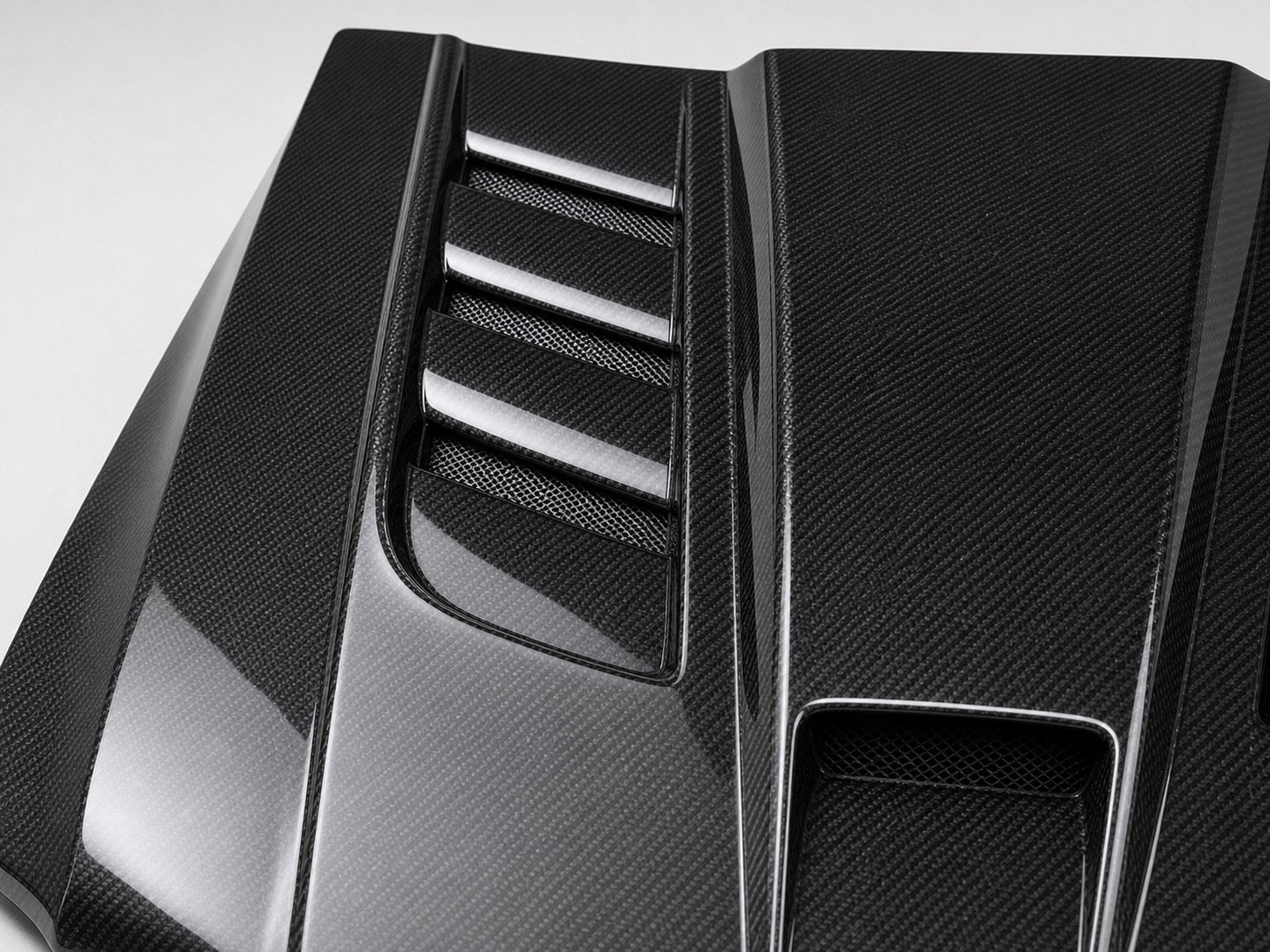 2005-2010 Jeep Grand Cherokee WK Vented Carbon Fiber Hood - Detail closeup