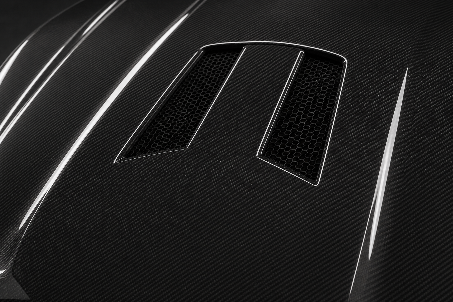 2014-2016 Mercedes-Benz E-Class W212 Facelift Vented Carbon Fiber Hood - Detail closeup